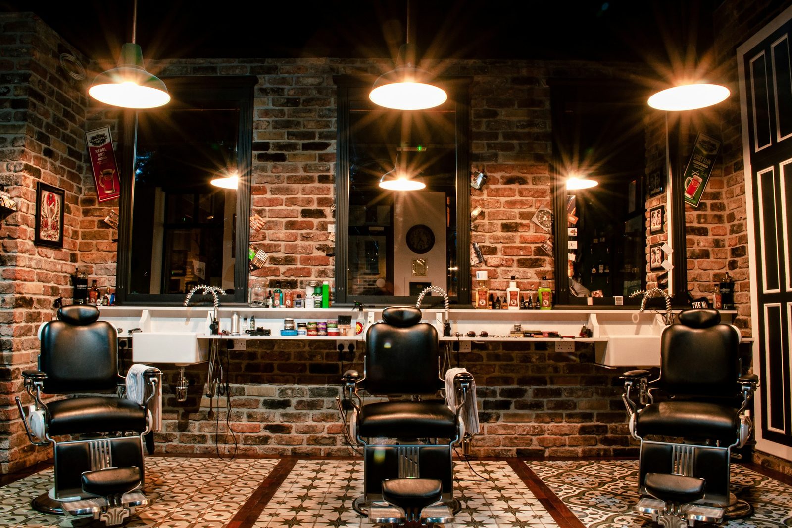 A barber cutting a fade. Open Chair.